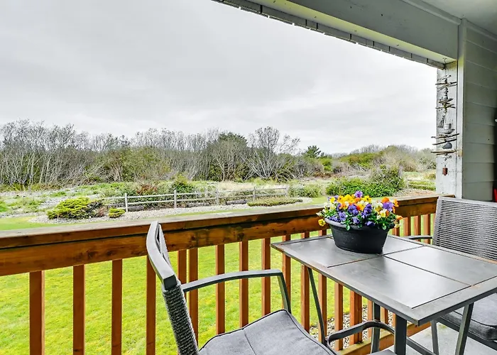 Ocean Shores Condo With Balcony Less Than 1 Mi To Beach!