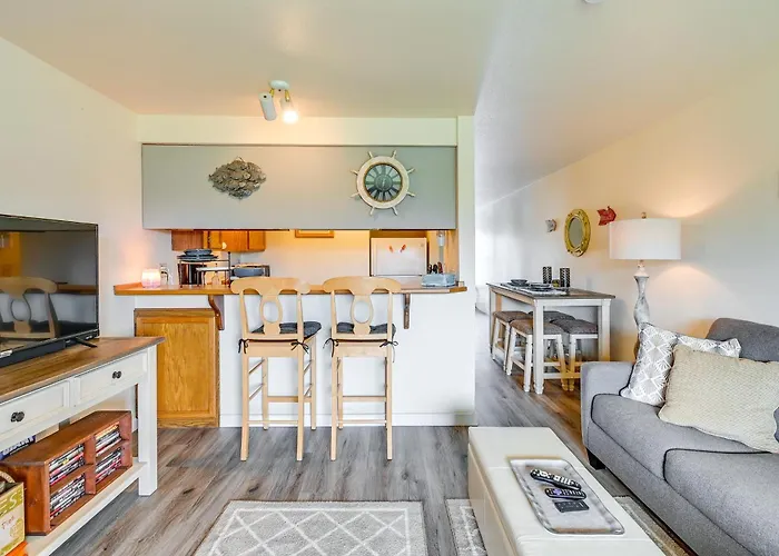 Ocean Shores Condo With Balcony Less Than 1 Mi To Beach!