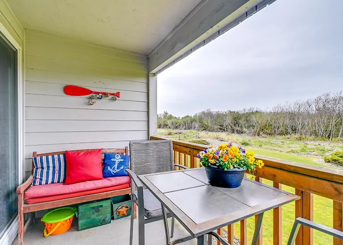 Ocean Shores Condo With Balcony Less Than 1 Mi To Beach!